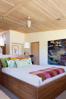 Ψηλό καφέ κρεβάτι με συρτάρια