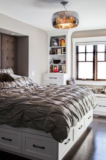 Κρεβάτι με συρτάρια στο λευκό υπνοδωμάτιο