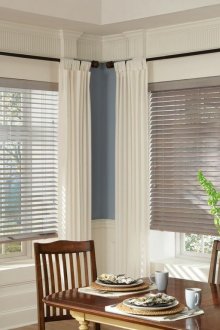 Γκρι οριζόντιες περσίδες στο εσωτερικό της κουζίνας