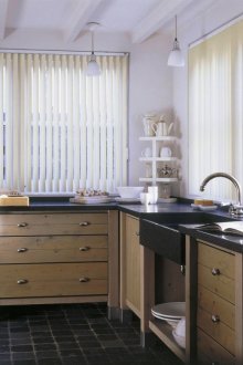 Φωτεινές κάθετες περσίδες στην κουζίνα