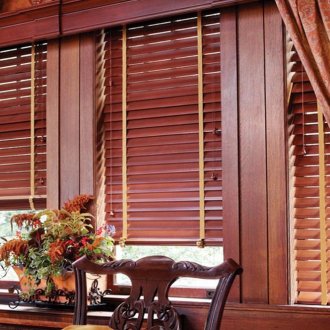 Καφέ οριζόντια περσίδες στην κουζίνα