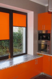 Κόκκινες περσίδες στην κουζίνα