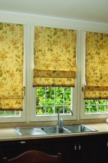 Floral περσίδες-κουρτίνες στην κουζίνα