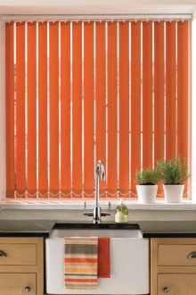 Πορτοκαλί κάθετες περσίδες στην κουζίνα