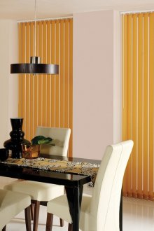 Κίτρινα κάθετα περσίδες στην κουζίνα