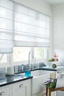 Λευκές κουρτίνες στην κουζίνα