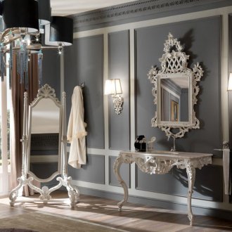 Τραπέζι και καθρέφτη στο εσωτερικό της Ιταλίας