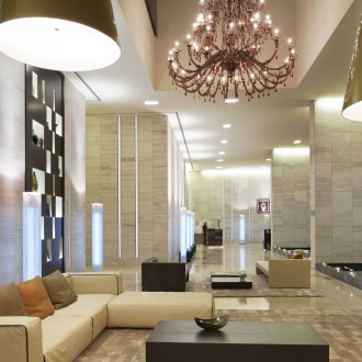 Μεγάλο σαλόνι με ιταλικό μοντέρνο στυλ.