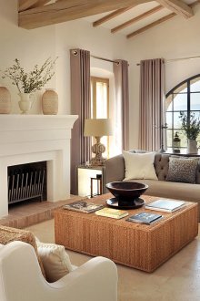 Φωτεινό σαλόνι με τζάκι