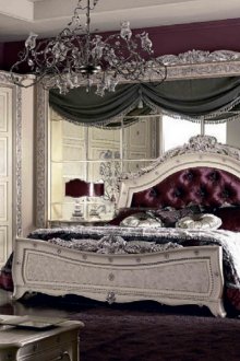 Υπνοδωμάτιο σε μπεζ και μπορντό χρώμα.