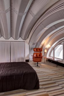 Τελειώνοντας το τοξωτό οροφή στο υπνοδωμάτιο