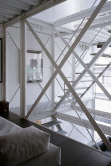 Λευκή μεταλλική σκάλα στο εσωτερικό