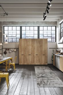 Μεταλλικά έπιπλα και φωτιστικά στην κουζίνα