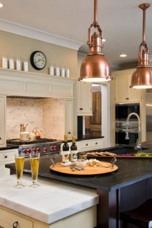 Μεταλλικά φώτα στην κουζίνα με νησί