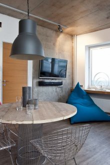 Μεταλλικά έπιπλα στο εσωτερικό της κουζίνας