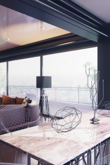 Μεταλλικές καρέκλες και γλυπτά στην κουζίνα