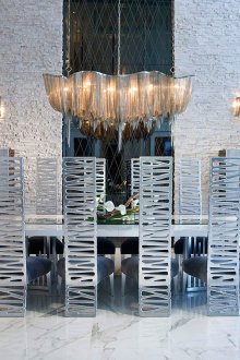 Sillas con respaldo de metal en el comedor.