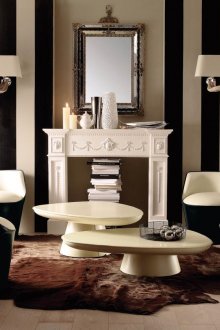 Μαύρη και λευκή πολυθρόνα και λευκά τραπεζάκια στο καθιστικό