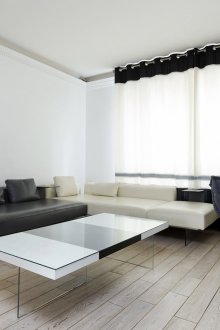 Μαύρο και άσπρο καναπέ και πολυθρόνα στο σαλόνι