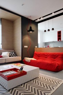 Κόκκινες προεκτάσεις σε ασπρόμαυρο εσωτερικό