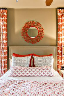 Λευκές-πορτοκαλί κουρτίνες στο υπνοδωμάτιο