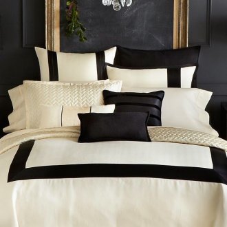 Ελεφαντόδοντο και μαύρο στο εσωτερικό του υπνοδωματίου