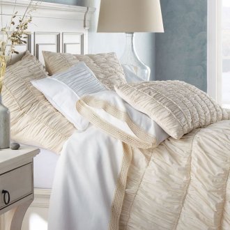 Όμορφη μπεζ και λευκή κρεβατοκάμαρα