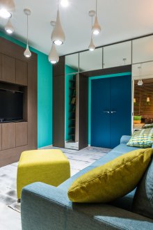 Μπλε, σμαράγδι, κίτρινα, καφέ και λευκά χρώματα στο σαλόνι.