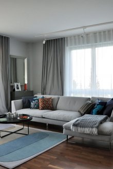 Γκρι, λευκά και καφέ χρώματα στο σαλόνι.