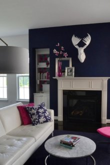 Μπλε, άσπρο και καφέ χρώματα στο εσωτερικό του καθιστικού