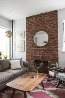 Λευκό, καφέ, μαύρο και κόκκινο χρώμα στο σαλόνι