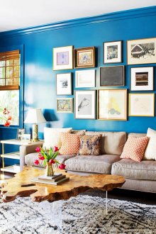 Μπλε, καφέ και άσπρα χρώματα στο σαλόνι.