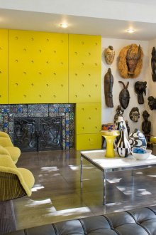 Κίτρινο, λευκό και μαύρο χρώμα στο σαλόνι με τζάκι