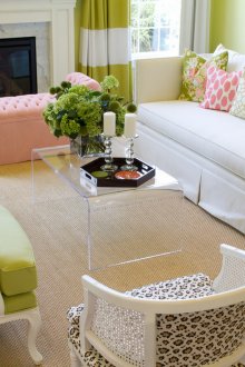 Μπεζ, λευκό, ροζ και ανοιχτό πράσινο χρώμα στο σαλόνι με τζάκι.