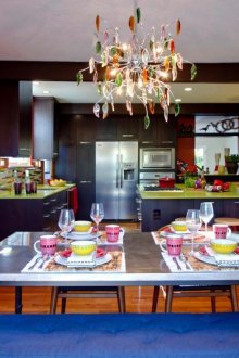 Κόκκινο, μπλε, λευκό, μαύρο και καφέ χρώματα στο εσωτερικό της κουζίνας