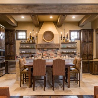 Καλή κουζίνα εξοχικού στιλ με τραπεζαρία