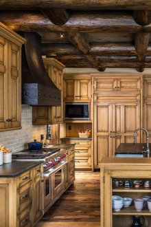 Διαφορετικές αποχρώσεις του καφέ σε μια κουζίνα στυλ χώρα