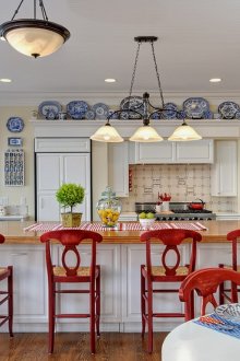 Λευκό, κρέμα και κόκκινα χρώματα σε εσωτερικό χώρο κουζίνας στυλ