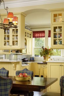 Μπεζ τοίχους σε μια εξοχική κουζίνα