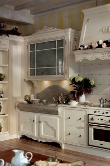 Μικρή κουζίνα της χώρας σε φωτεινά χρώματα