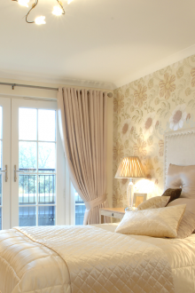 Κρεμώδη λευκή κρεβατοκάμαρα