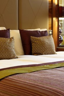 Κρέμα, καφέ, μπορντό και ελιά στο εσωτερικό του υπνοδωματίου