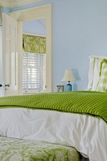 Ριγέ κουρτίνες στο υπνοδωμάτιο