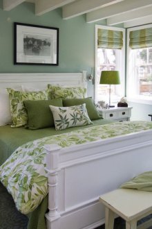 Λευκή οροφή με δοκάρια στην κρεβατοκάμαρα