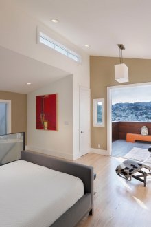 Λευκή οροφή στο υπνοδωμάτιο