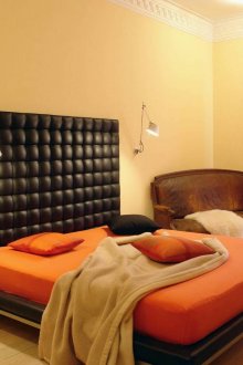 Πορτοκαλί κουρτίνες στο υπνοδωμάτιο