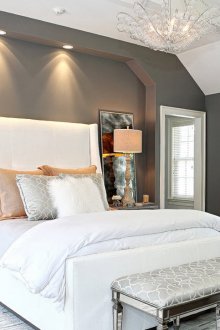 Λευκή οροφή σε μια γκρι-λευκή κρεβατοκάμαρα