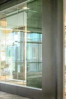 Υψηλή dracaena στο δωμάτιο