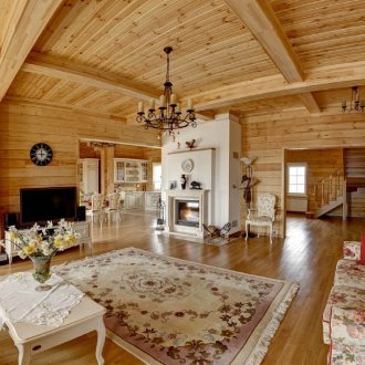 Μεγάλο σαλόνι με τζάκι σε σπίτια σε ρωσικό στιλ