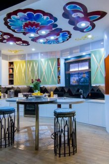 Μοντέρνα κουζίνα με λεπτομέρειες του ρωσικού στυλ